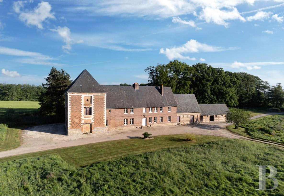 En Seine-Maritime, dans le Pays de Caux, une ancienne ferme formant un clos-masure - photo  n°2